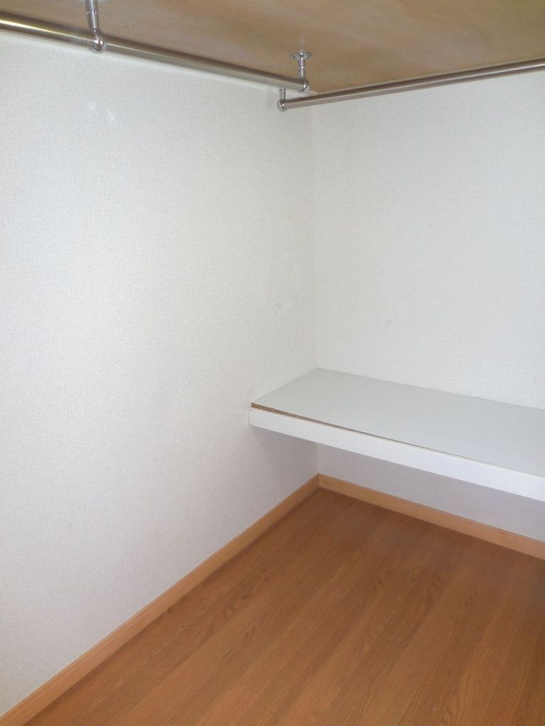 その他部屋・スペース　ベット下にも奥行きのある収納があります。