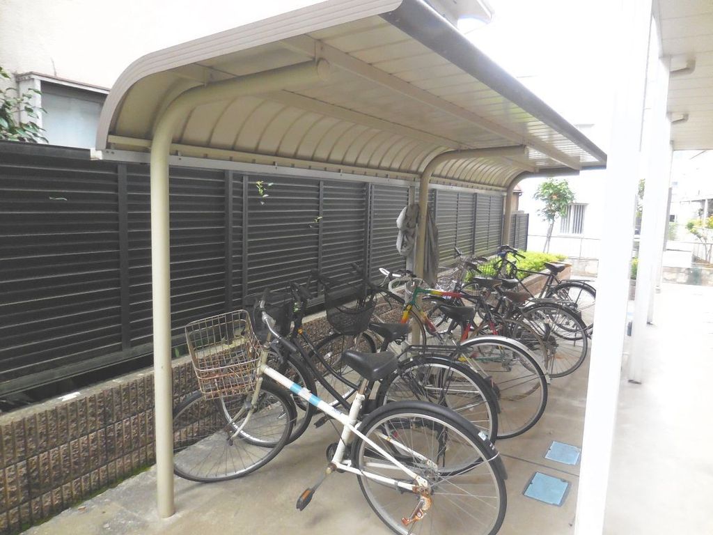 その他　屋根付き駐輪場なので雨の日も安心です。