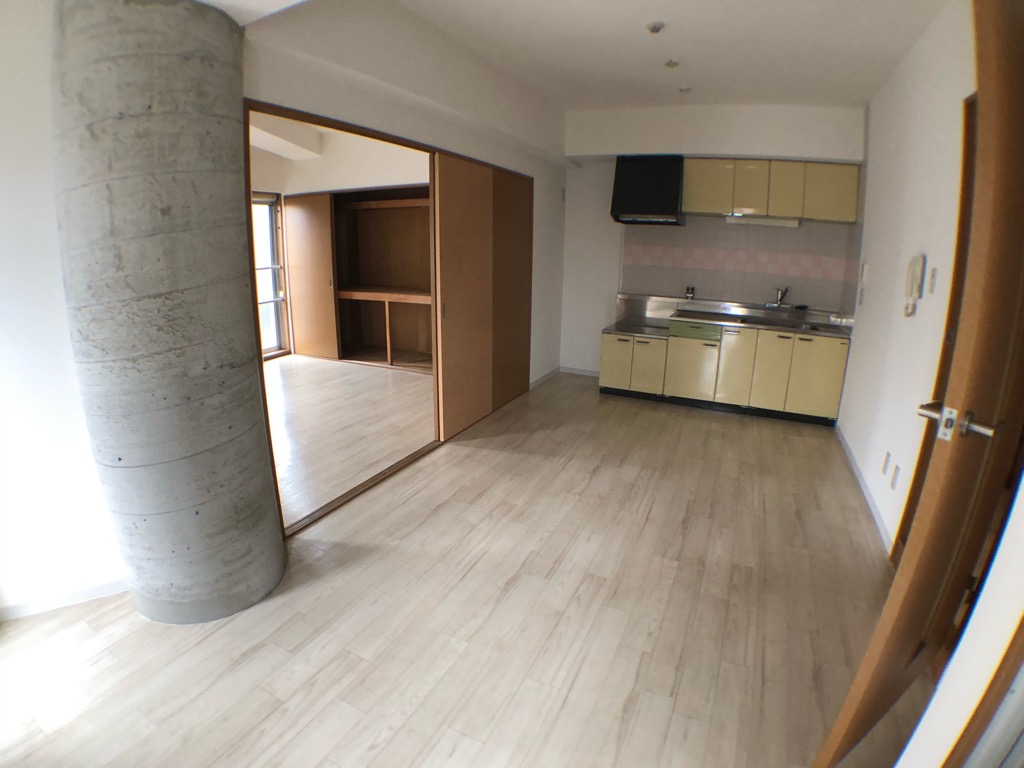 居室・リビング　床色が明るい色合いでとても綺麗です