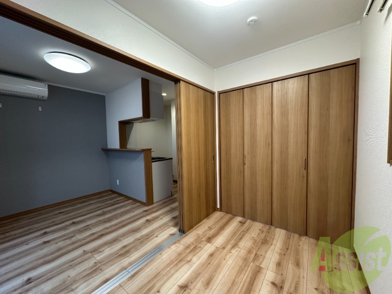 その他部屋・スペース　３帖の寝室です。温かい雰囲気がありますね。