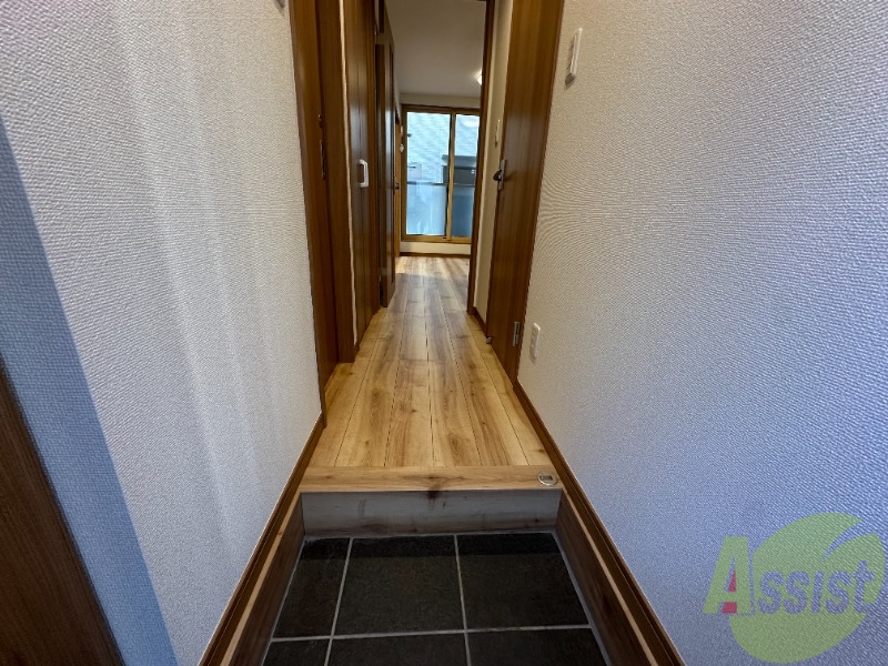 玄関　玄関の様子です。真っ直ぐ進むとリビングでございます