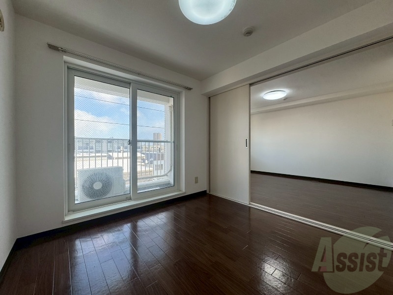 その他部屋・スペース　こちらが寝室です。窓が大きくて明るいですね。