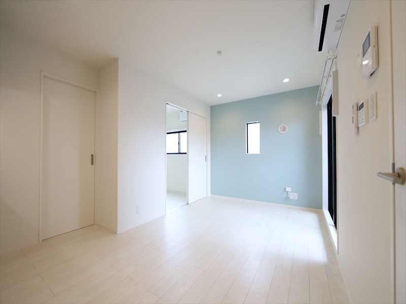 居室・リビング　ＬＤＫ9.9帖　システムキッチン　エアコン完備　同仕様写真