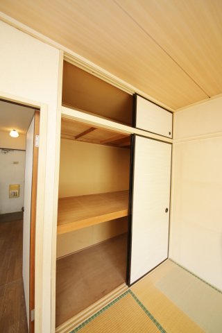 洗面設備　別部屋同間取りのお写真となります。参考にご覧くださいませ。