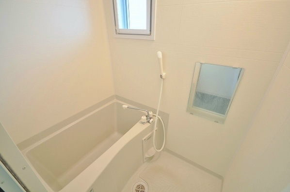 バス・シャワールーム　窓があって風通しの良いお風呂