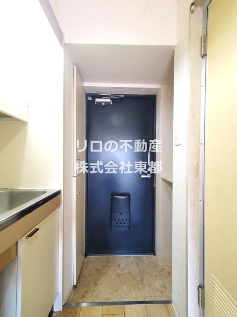 玄関　玄関にはちょっとした小棚も付いてます♪