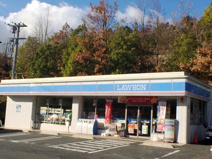 コンビニ　ローソン 泉台南店（コンビニ）まで210m