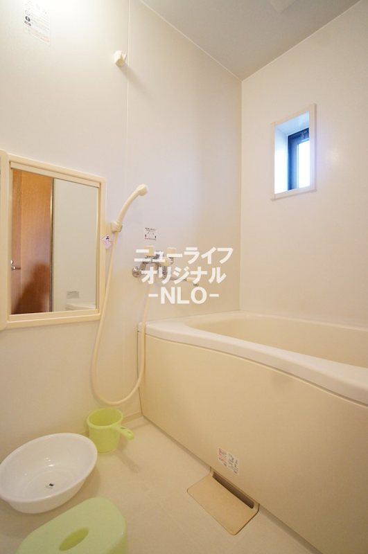 バス・シャワールーム　1日の疲れを癒す浴室は追い焚き機能付き。