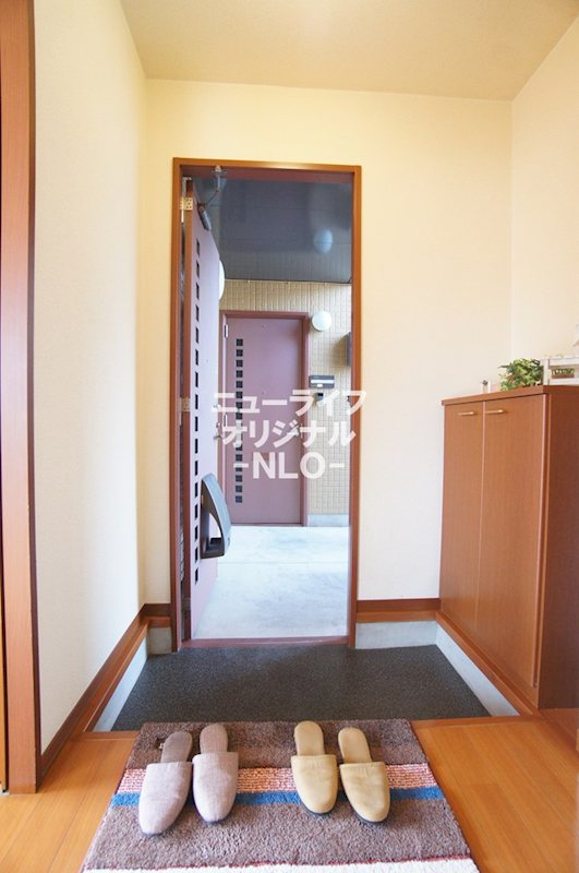 玄関　玄関は段差があり、ゴミや汚れが入りにくくなります。