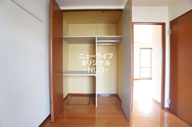 収納　ハンガーパイプや仕切り棚が付いているので上手に収納できます♪