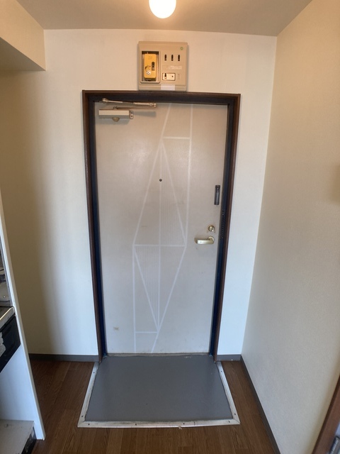 玄関　※補修前の参考画像の為、設備等は現況優先。