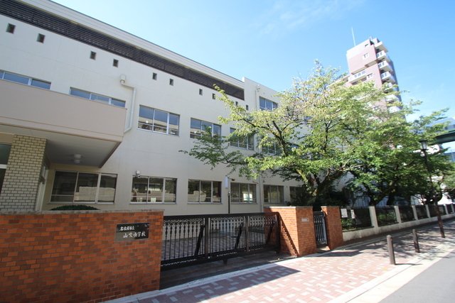 小学校　名古屋市立山吹小学校（小学校）まで211m