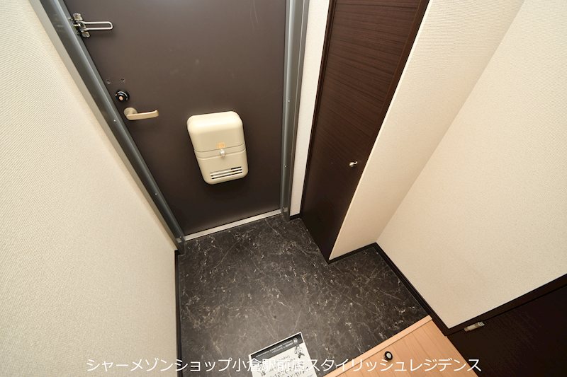 玄関　写真と異なる場合は現況を優先します