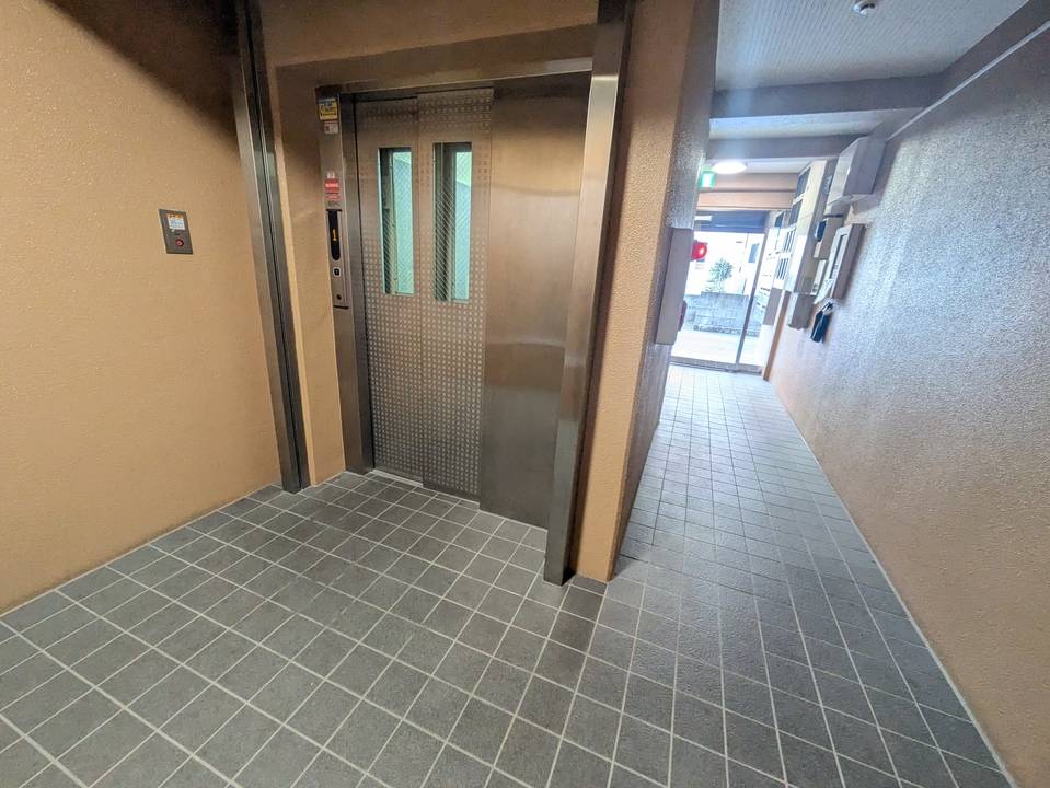 エントランス　エレベーター