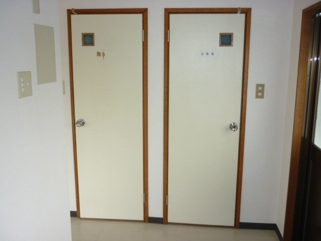 トイレ　別号室の写真です。