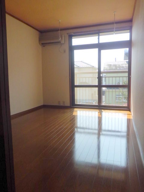 居室・リビング　南向き日当り良好　広々した洋室６帖