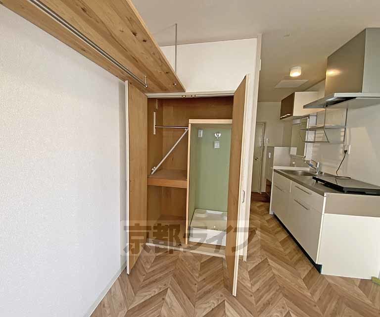 収納　クローゼットです。吊り棚のオープン収納もあるので収納困...