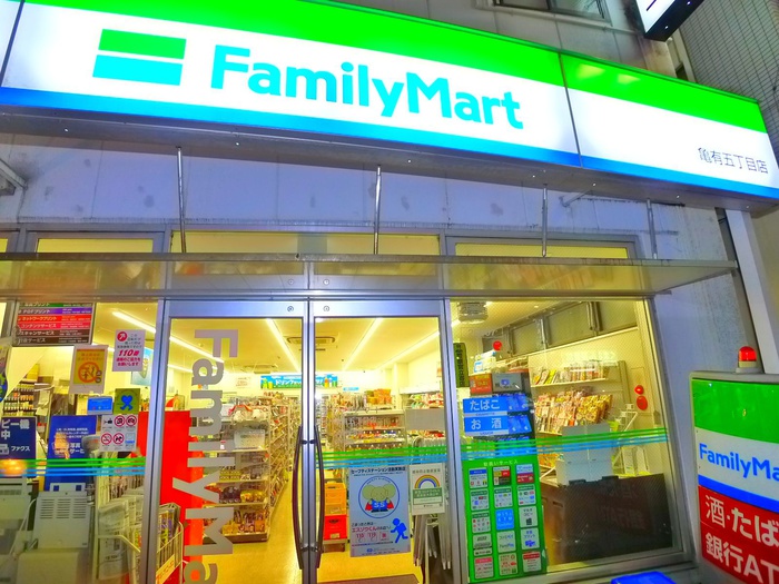 コンビニ　ファミリーマート（コンビニ）まで270m