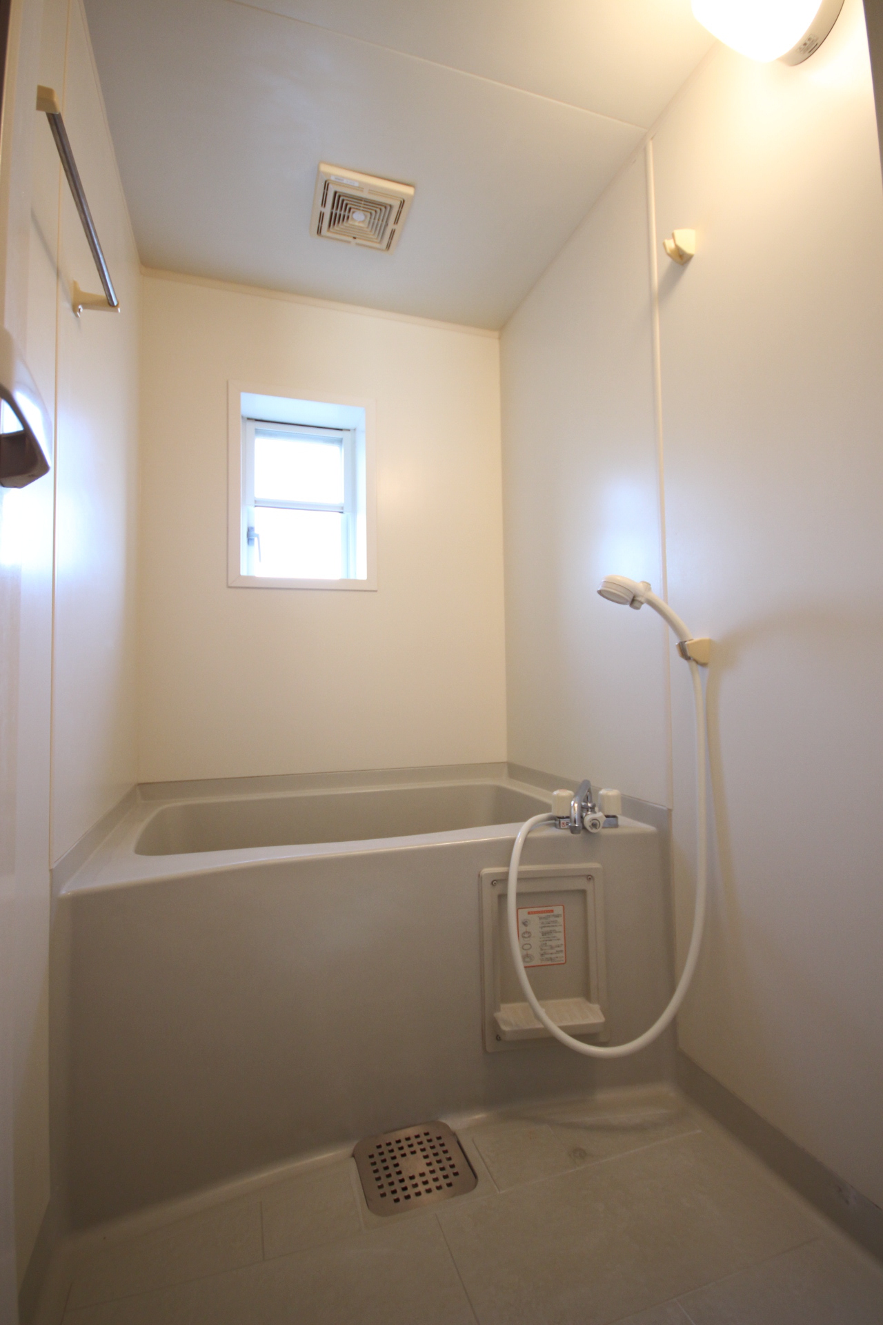 バス・シャワールーム　湿気がこもりがちな浴室も換気窓でスッキリ