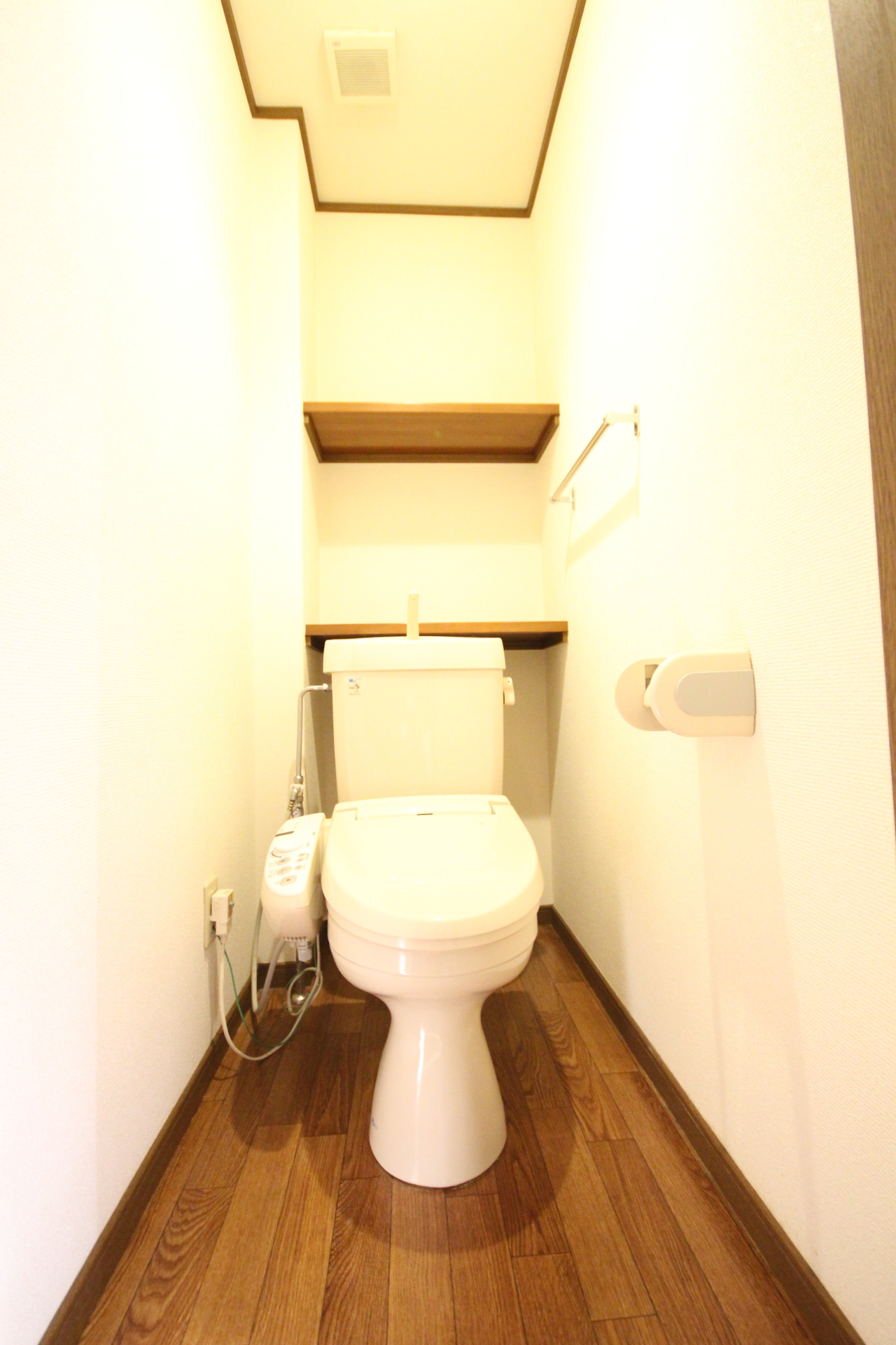 トイレ　洗浄機能付き便座でいつも清潔に保てます