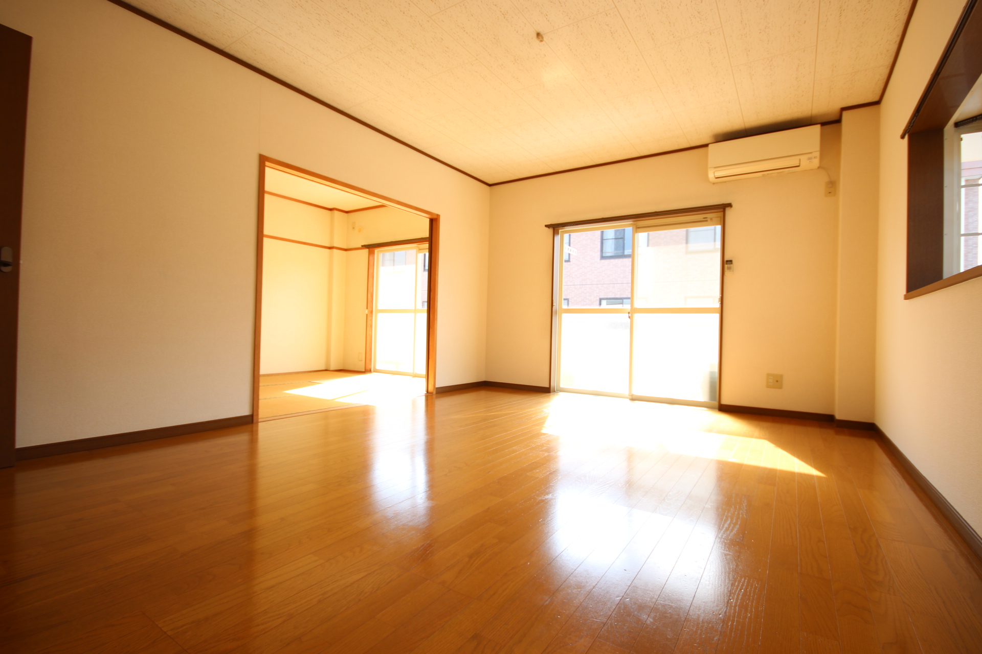 居室・リビング　出窓があり明るいリビング