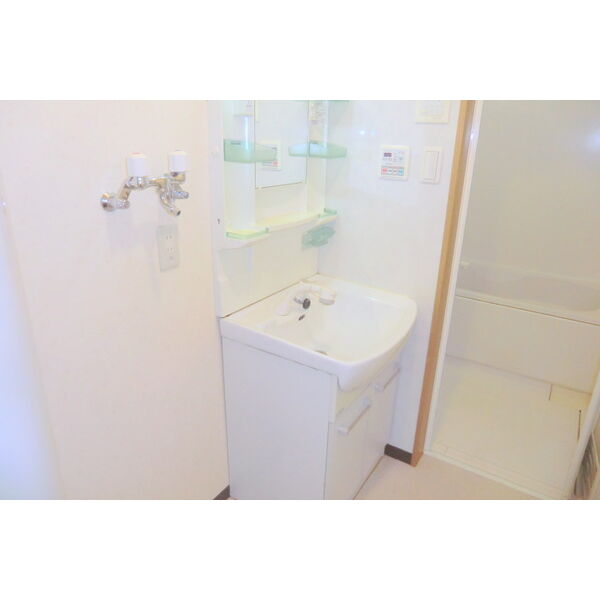 洗面設備　ゆったりとスペースのある洗面所