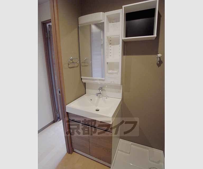 洗面設備　コンパクトスタイリーな洗面台