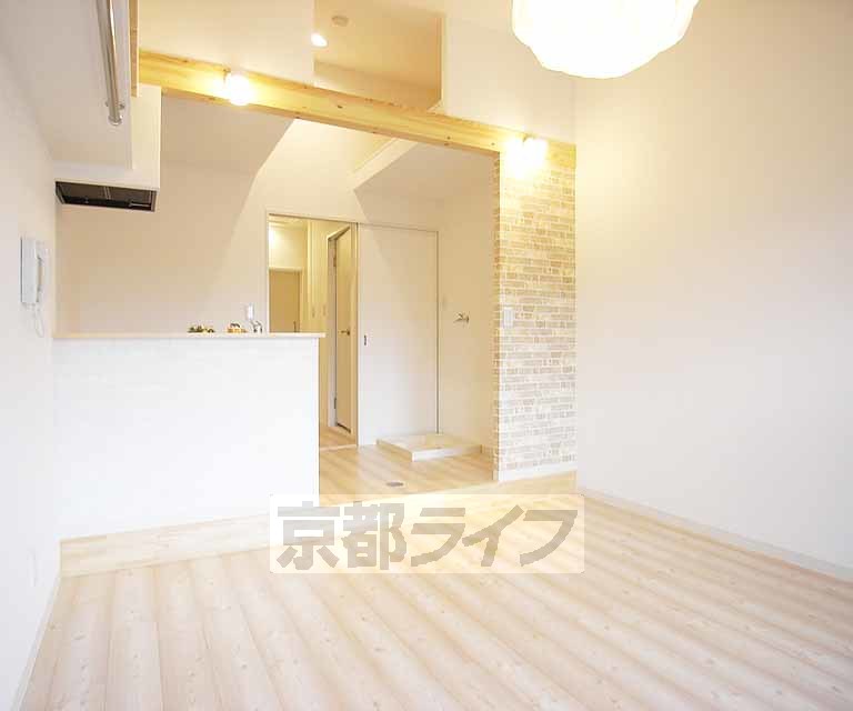 居室・リビング　きれいに改装されたお部屋です。