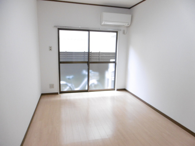 居室・リビング　電動シャッター付。