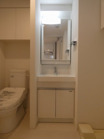 洗面設備　明るい洗面所です