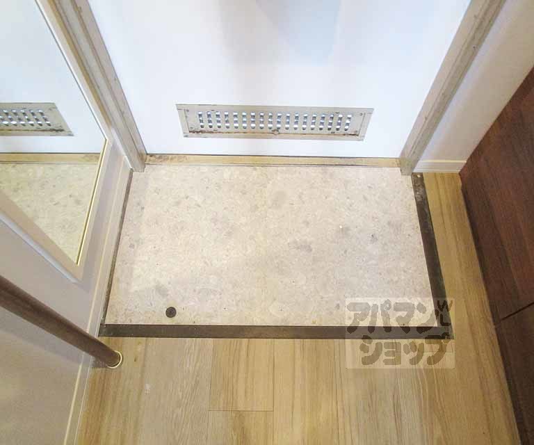 玄関　２０２号室の写真です。