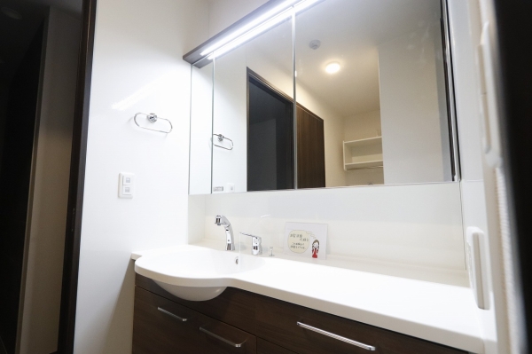 洗面設備　独立洗面台で朝の準備も快適です♪