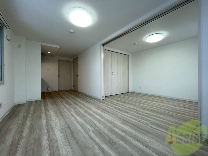 居室・リビング　木目のフローリングは落ち着きのある印象のお部屋になりますね。