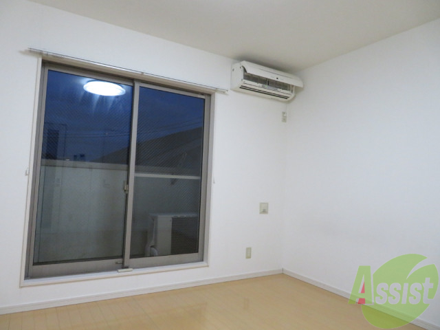 居室・リビング　陽の光が差し込む明るいお部屋は気持がいいですね～