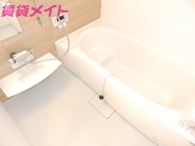 バス・シャワールーム　別部屋反転参考写真です。