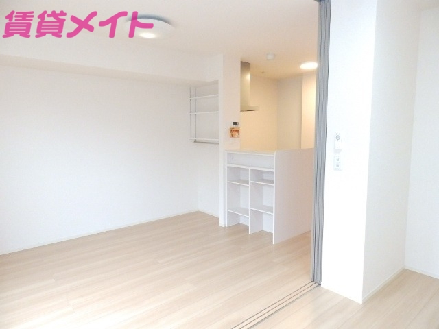 居室・リビング　別部屋反転参考写真です。