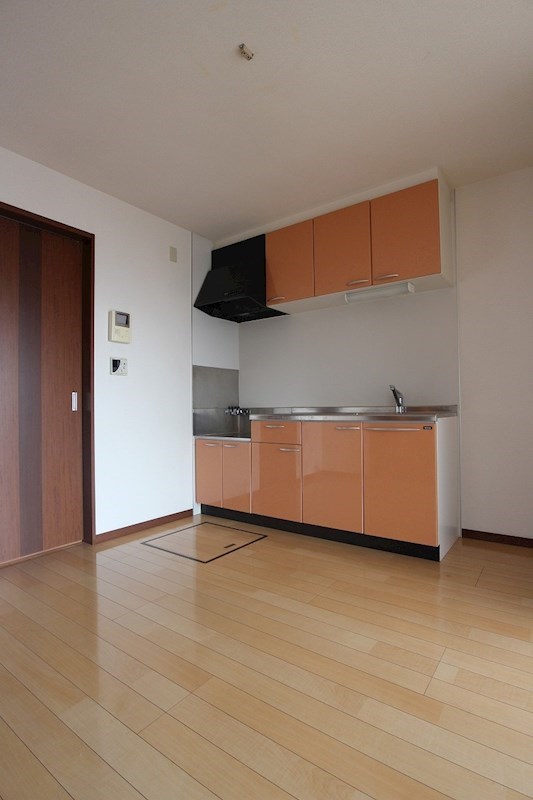 居室・リビング　壁面キッチンでスペースを広く取っています。