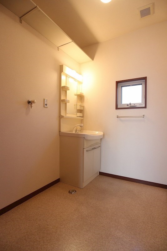 洗面設備　社会人様に必須の脱衣所があるお部屋です。