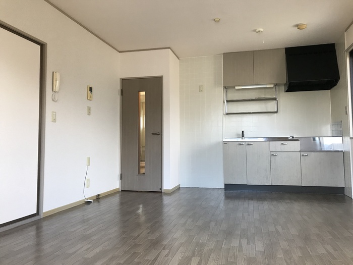 居室・リビング　床色が落ち着いた色合いで綺麗です♪