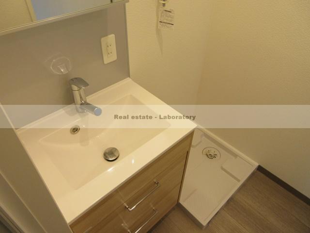 洗面設備　モデルルームの写真です(203号室)