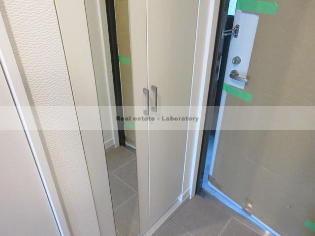 玄関　モデルルームの写真です(203号室)