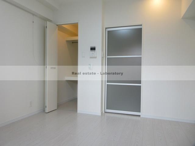 居室・リビング　モデルルームの写真です(203号室)