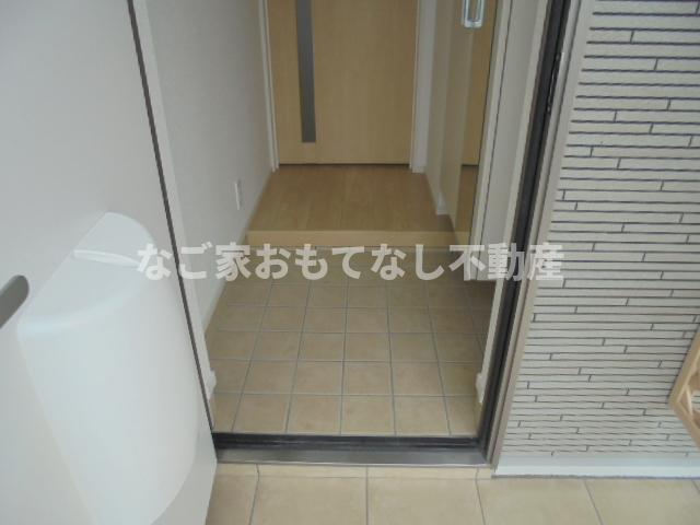 玄関　セント・レジーナ　セントレジーナ　お問合せはなご家おもてなし