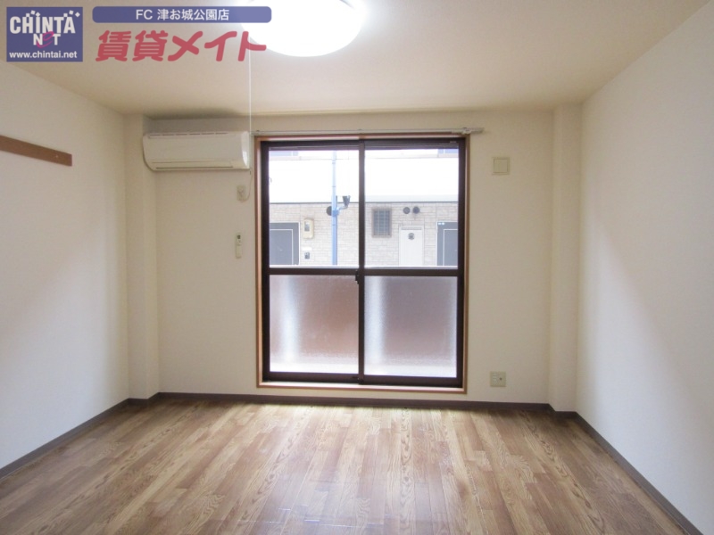 居室・リビング　同建物別部屋写真です