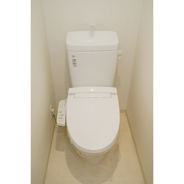 トイレ　落ち着いた色調のトイレです