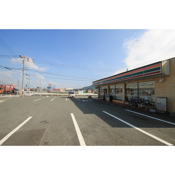 コンビニ　セブンイレブン小倉くさみ店（コンビニ）まで813m