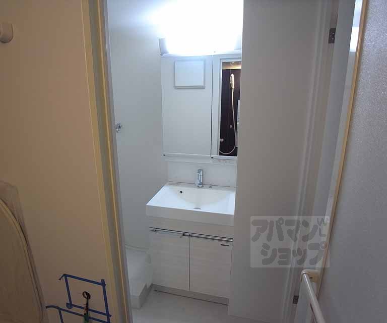 洗面設備　スタイリッシュな洗面台。