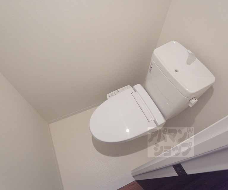 トイレ　ウォシュレット付き。