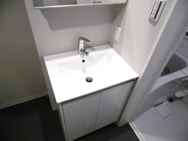 洗面設備　シャンプードレッサーの独立洗面台です。