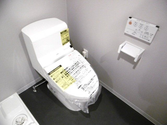 トイレ　温水洗浄便座付きのトイレです。